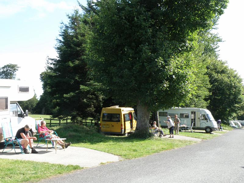 20100814a eindelijk allemaal buiten ontbijten.JPG